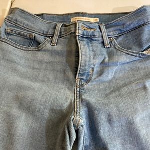 Levi Shaping Skinny Capri’s